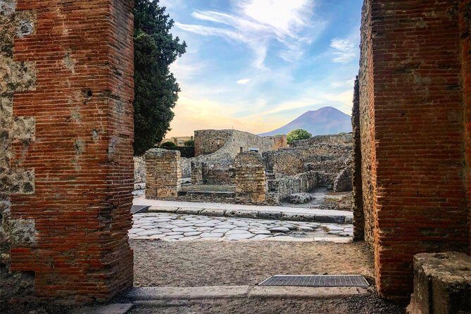 Pompeii Guided Tour from Amalfi Coast - Guides like Frankie and Sasa: why the stories change the ruins